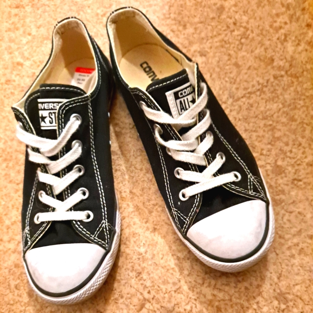 Size 7 converse women's shoe